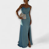 Hallie - Vestido maxi de satén elegante con una abertura alta
