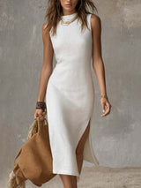 Vestido midi sin cuello con abertura en el dobladillo.